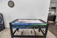 Family-Friendly 4 Bed & 2 Bath Oasis with Fully Equipped Kitchen & Relaxing Vibes - B&B Brookshire