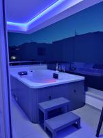 Bella Vista Sunset penthouse with private jacuzzi - Ferienwohnung Novalja