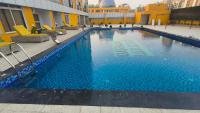 Swimming Pool with Full Equipped Studio Apartment - Chambres d’hôtes Noida