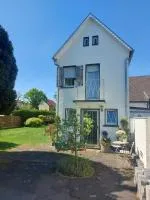 Ferienhaus "Schmale Gisela" bis zu 6 Personen mit Garten und Parkplätzen - B&B Seligenstadt