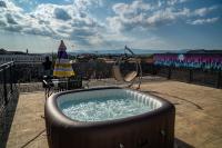 PentGarden penthouse jacuzzi - B&B Targu Jiu