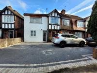 Annexe Studio private entrance, hallway and parking - B&B Ruislip