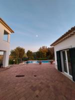 Family Villa with Pool & Huge Garden - Arrábida Trails & Beaches Nearby - Chambres d’hôtes Setúbal