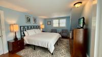 Zimmer mit Kingsize-Bett und Balkon