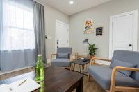 Modern 3BR home 8 min to Airport that sleeps 8 - B&B