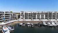 Waterfront Elegance with Pool & Jetty Access - B&B Poatina