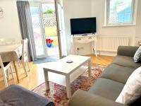Marina Waves Apartment- Brighton, free parking, patio, ground-floor holiday home, one bedroom, sleeps 3 - Bed and Breakfast Brighton