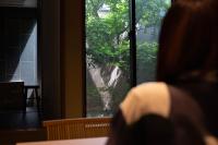 Zimmer mit Queensize-Bett und Gartenblick