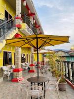 WISMA SUNRISE GUEST HOUSE 10 minutes by walking to the big fruit market in Berastagi - B&B Berastagi