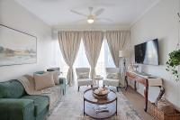 Unwind at Coral Bright 2BR Beach Apartment - Chambres d'hôtes Bloubergstrand