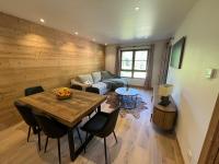 Ski In-Ski Out Luxe Chalet Apartment in Arc 1950 - Newly Renovated - B&B Arc 1950