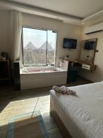 Zimmer mit Queensize-Bett und Whirlpool-Badewanne