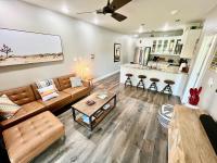 Hip Gruene Condo, Walk to Gruene Hall, On River! - Chambres d'hôtes New Braunfels