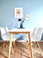 50 qm Ferienwohnung für 4 Personen, Monteure oder Geschäftsreisende, Smart-TV, WLAN, separater Eingang, 24 Std Check-in, Doppelbett, 2 Schlafsofa, 50 m bis zum Schlosspark, Lebensmittelgeschäfte in der Nähe - B&B Bad Salzuflen