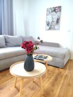 50 qm Ferienwohnung für 4 Personen, Monteure oder Geschäftsreisende, Smart-TV, WLAN, separater Eingang, 24 Std Check-in, Doppelbett, 2 Schlafsofa, 50 m bis zum Schlosspark, Lebensmittelgeschäfte in der Nähe - B&B Bad Salzuflen