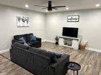 Rustic Retreat 3 bd/2 bth - Large Family Game Area - B&B Fresno