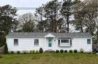 Cape Cod Cottage by Leavetown Vacations - B&B Dennis Port