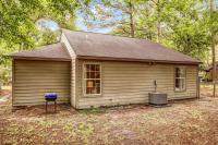 Fenced Backyard & Grill Near Lake Mayer Park - B&B Savannah