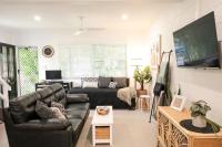 Whitsunday Pandanus-Stylish 2 bedroom townhouse in quiet location - B&B Cannonvale