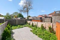 Chic London Flat I free parking I extended stays - Bed and Breakfast Harrow