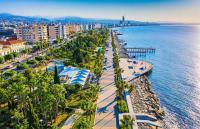 Beautiful One Bedroom Apartment, 186 Meters to Beach, Central Location Next to Cafes & Bars - Chambres d'hôtes Limassol