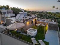 Panorama View with Private Hot Tub by 8essentially - Ferienwohnung Tértsa