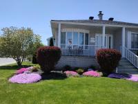 4 Beds Entire House Wifi Parking - B&B Laval-des-Rapides