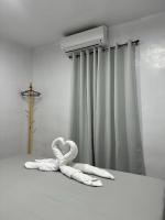 Zimmer mit Queensize-Bett und Balkon