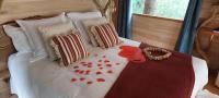 Habitación con cama grande