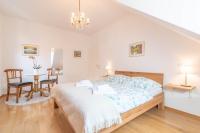 Chambre Lit Queen-Size avec Salle de Bains Commune