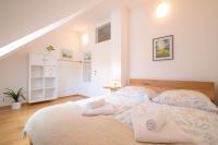 Chambre Lit Queen-Size avec Salle de Bains Commune