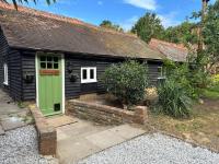 A charming cottage nestled in a peaceful woodland - Bed and Breakfast Byfleet