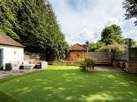 Historic Hampshire Cottage with Private Putting Green - B&B Eversley