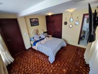 Habitación con cama grande