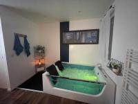 La Bulle Bleue Jacuzzi - B&B Épernay