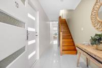 Beachfront Luxury with Ocean Views and Alfresco Dining - B&B Urangan