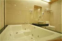 Doppelzimmer mit Whirlpool-Badewanne