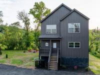 Sevierville 4BR Cabin with Game Room,Hot Tub, Firepit - Bed and Breakfast Sevierville