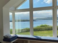 Frontline Beach House access via private steps - Ferienwohnung Portnablagh