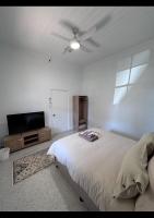 Zimmer mit Queensize-Bett und Gemeinschaftsbad