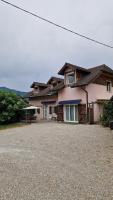 House, Pool and Mountains - B&B Myans