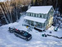 Lake and Pool Table - Au Pied du Lac - B&B Labelle