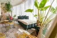 Glass House w Stunning View in Poblacion Makati - B&B Manila