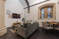 Rare Historic Church Stained Glass Parking - Chambres d’hôtes Waterloo