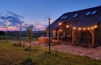 Osada Miłojeż - całoroczne Domy Premium w Borach Tucholskich, Jacuzzi pod gwiazdami - B&B