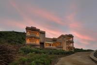 SaffronStays Aurum Villa, Moringa Valley - 4BR hilltop villa with Aravalli views, bonfire & trails near Lake Pichola - Chambres d'hôtes Eklingji