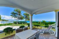 Beachfront apartments Liveric - Bed and Breakfast Vir