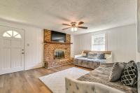 Near Hospitals Charming Home with Yard in Charlotte - B&B Charlotte