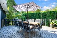 Coastal Retreat w Spa Pool just Steps to the Beach - B&B Auckland