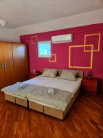 Cama individual en dormitorio mixto